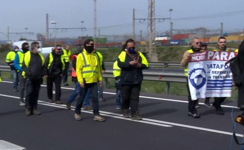 Decenas de transportistas cortan a pie la ronda Litoral de Barcelona