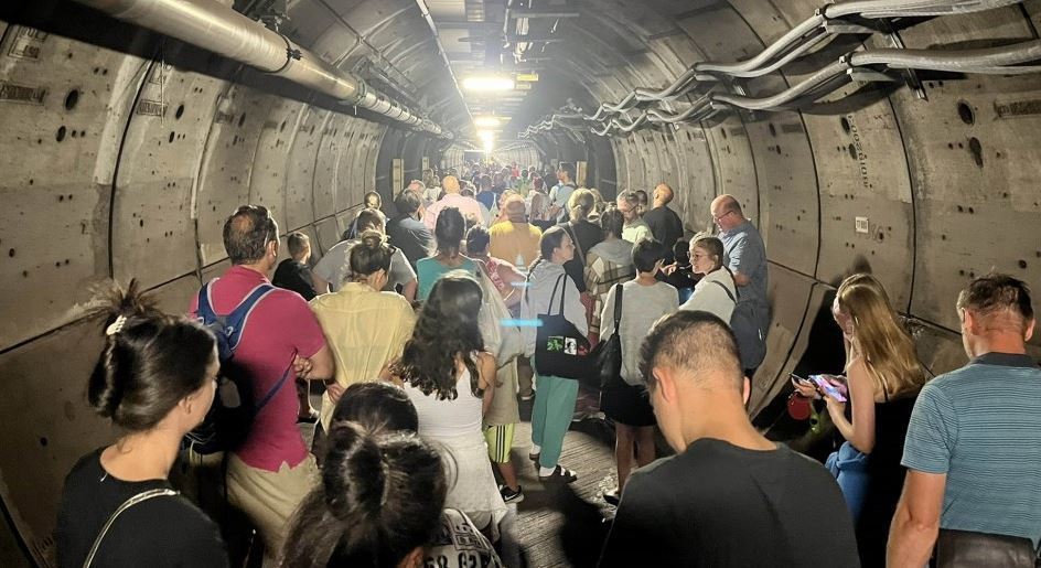 Imagen de las decenas de viajeros atrapados en el Eurotúnel