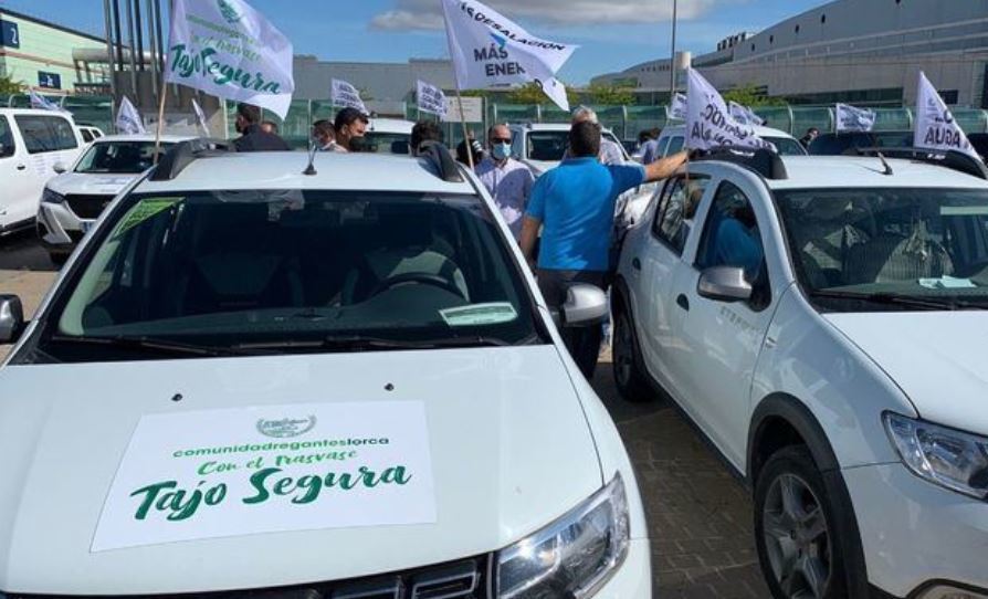Imagen de la caravana de regantes y los camiones y vehículos