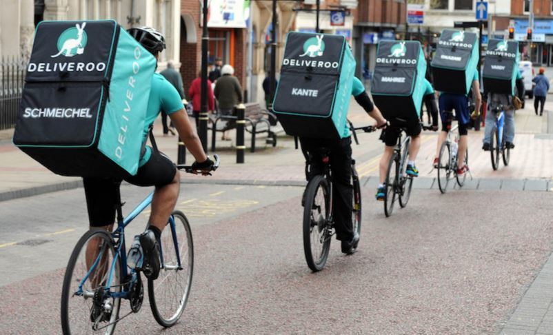 Repartidores "riders" de Deliveroo trabajando
