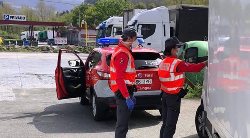 Denunciado por conducción temeraria por adelantar a cuatro camiones en línea continua en la N-121-A