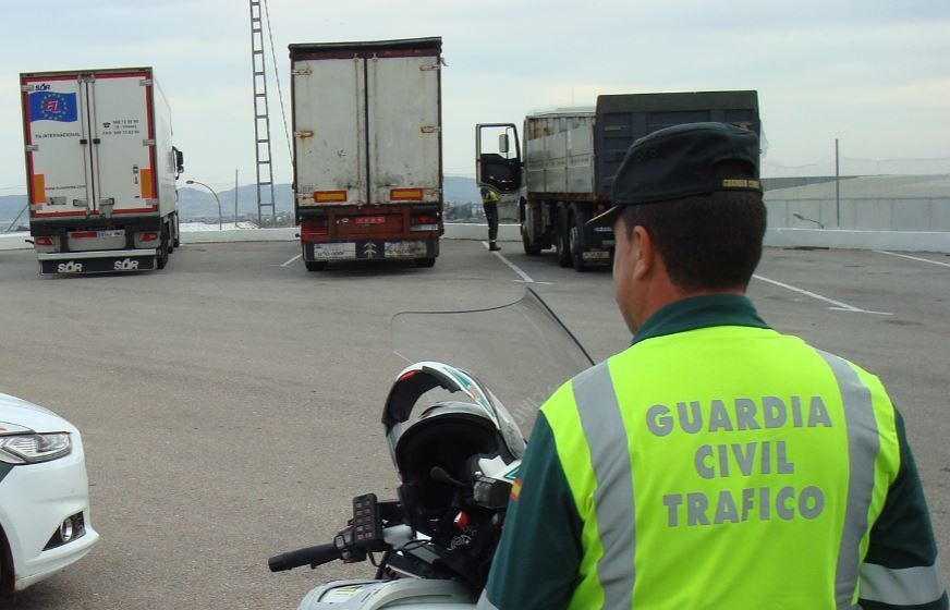 Imagen de un control a camiones de la Guardia Civil