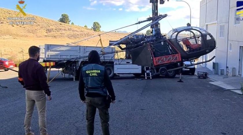 Imagen de uno de los helicópteros en camiones