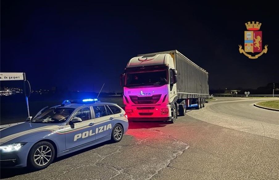 Descubiertos por la policía intercambiando los asientos