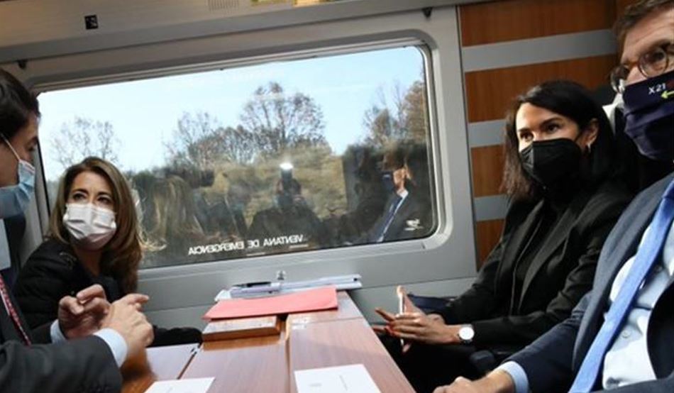 La ministra de transportes en el LAV Madrid-Galicia