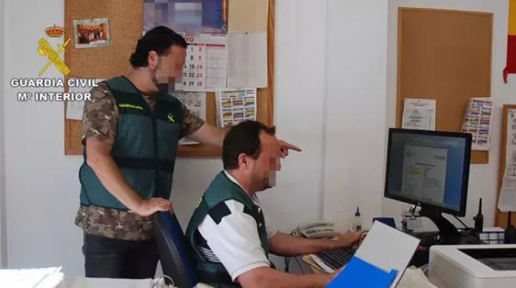 Imagen de la Guardia Civil durante la investigación del fraude del CEO