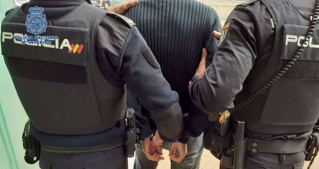 Imagen de Detenidas in fraganti 3 personas por robar combustible en una nave industrial en construcción