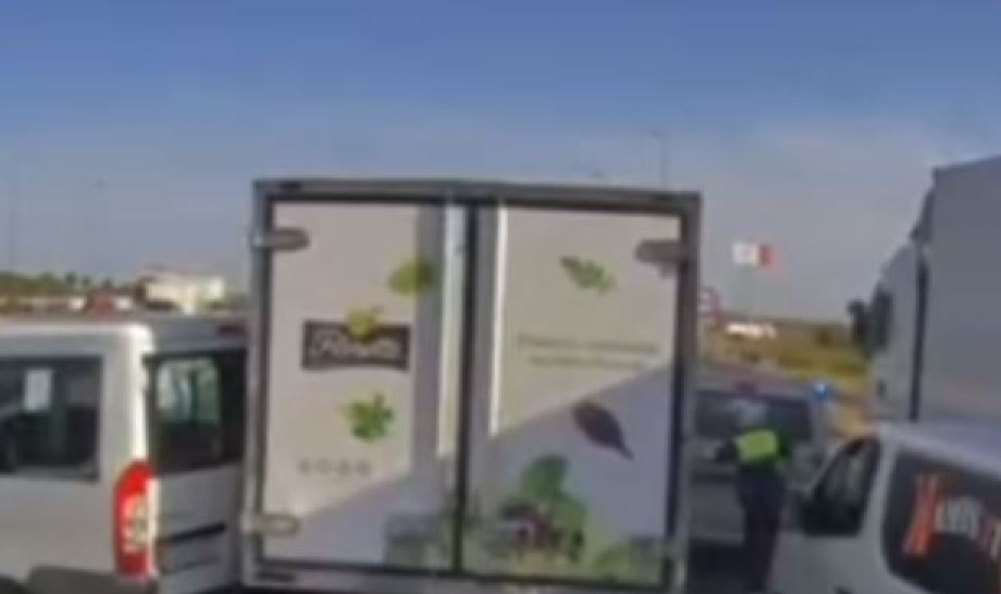 Imagen de la detención del ladrón de un camión de reparto en la autovía A-7