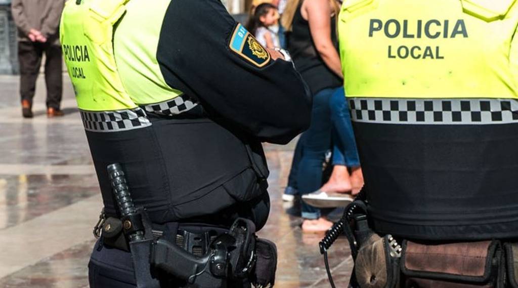 Imagen de Detenido un camionero ebrio, tras chocar su vehículo contra una zona ajardinada en Zaragoza
