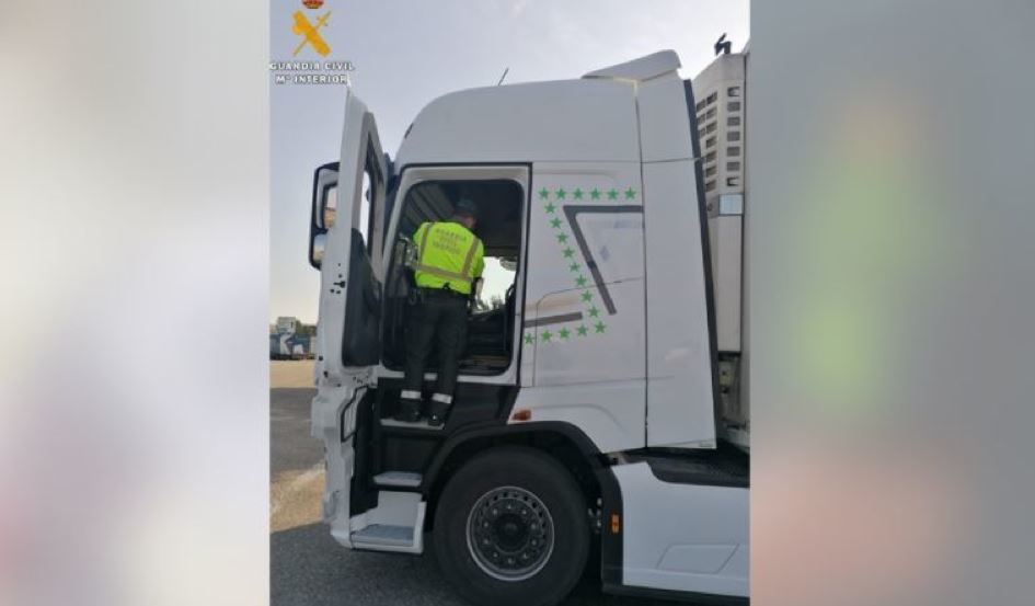 Detenido un camionero por circular con el tacógrafo manipulado