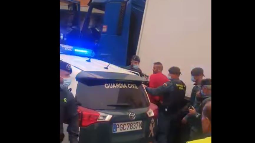 Detenido un camionero por circular temerariamente a través de un piquete informativo.