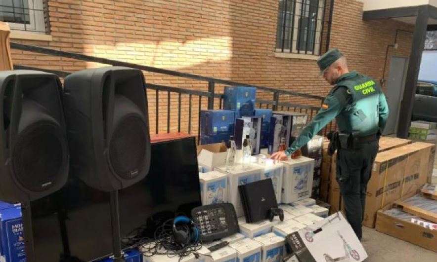 Imagen de la mercancía robada por la banda en camiones