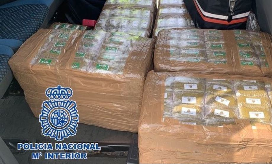 Imagen del conductor de una furgoneta que transportaba fardos de hachís