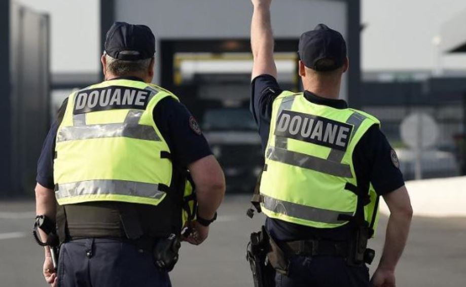 Imagen de agentes de aduana franceses
