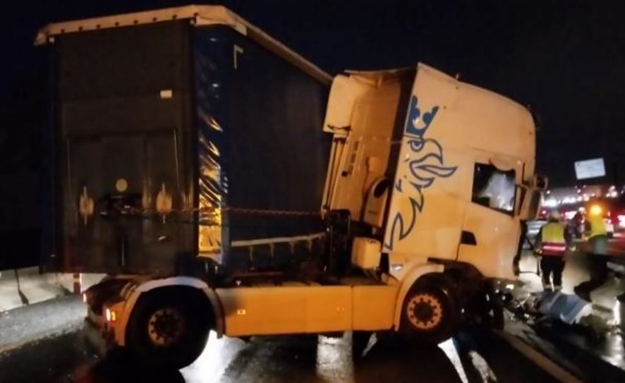 Imagen del camión accidentado