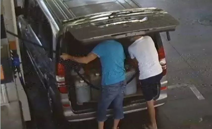 Imagen de dos detenidos por estafar combustible a una empresa por más de 23.000 euros