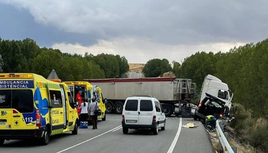Dos fallecidos y tres heridos en un accidente entre un camión, un taxi y un turismo en Anaya (Segovia)