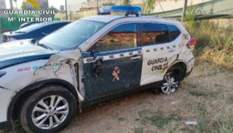 Dos guardias civiles salvan a un hombre de ser atropellado por un tráiler en la A-7