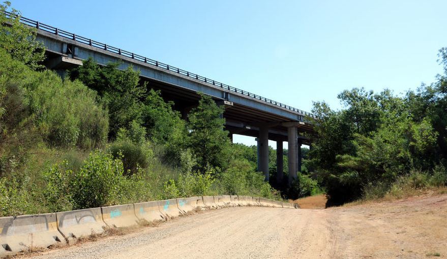 Imagen del puente en la AP-7 desde el que saltaron los dos muertos cuando huían de los Mossos
