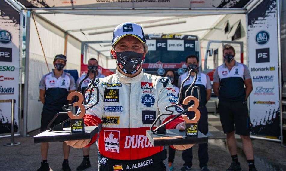 Imagen de Antonio Albacete con los trofeos