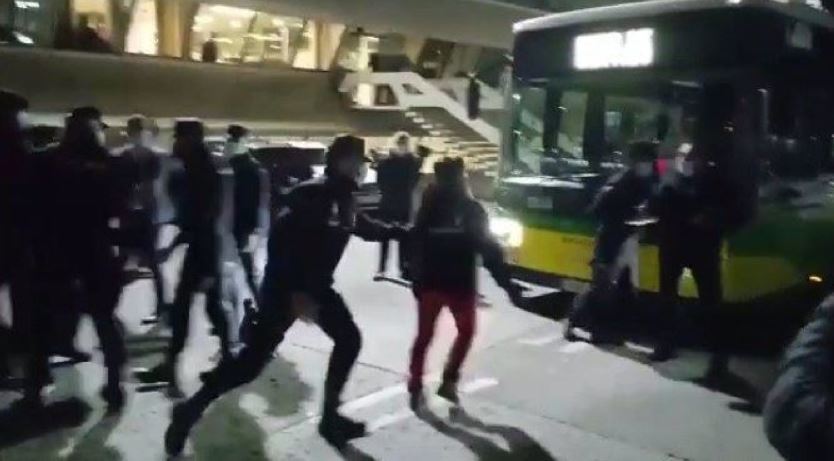 Imagen del enfrentamiento de los trabajadores con la policía