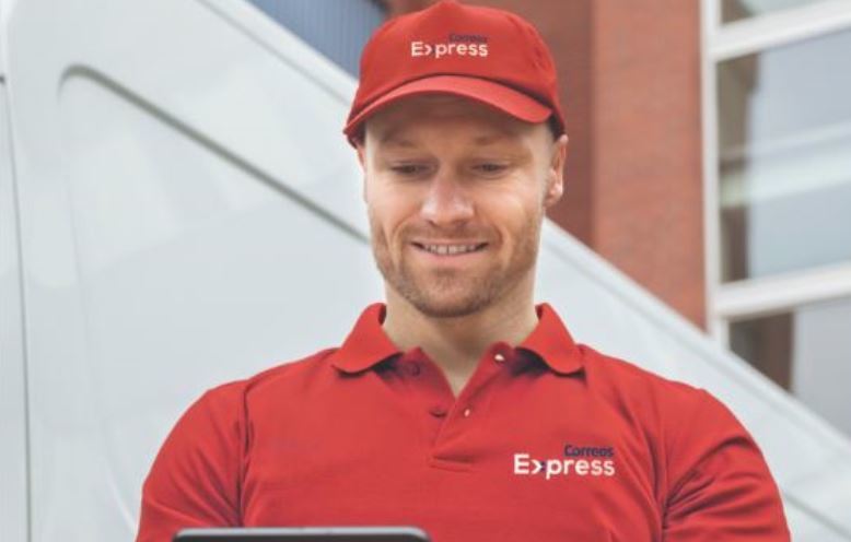 Imagen de un repartidor de Correos Express