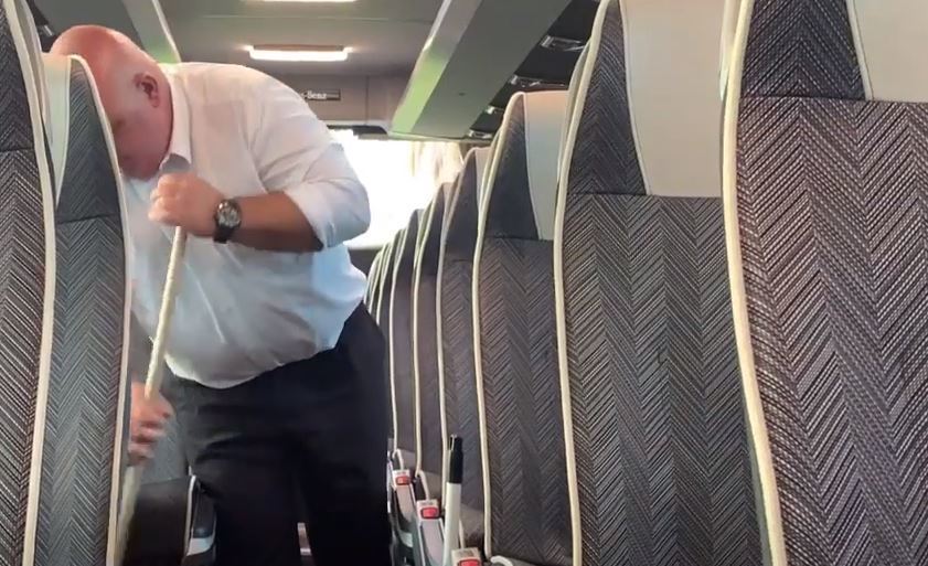 Un conductor de autobús limpiando