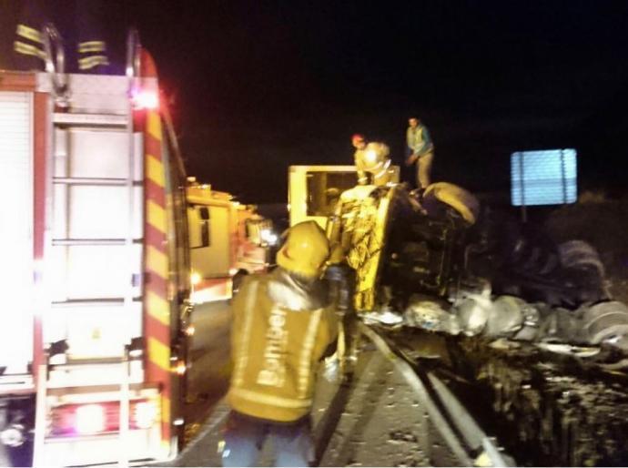 Un hombre queda atrapado en su camión en la A-31 de Elda