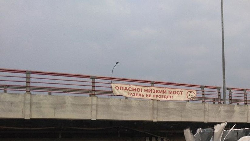 Pancarta de advertencia sobre el "Puente de los Tontos" en San Petersburgo