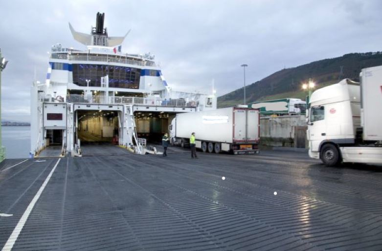 Camiones embarcando en un ferry
