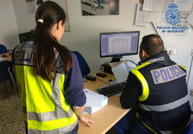Policías en el registro de una de las empresas de transporte