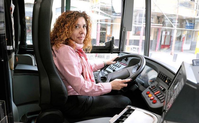 Una conductora de autobús