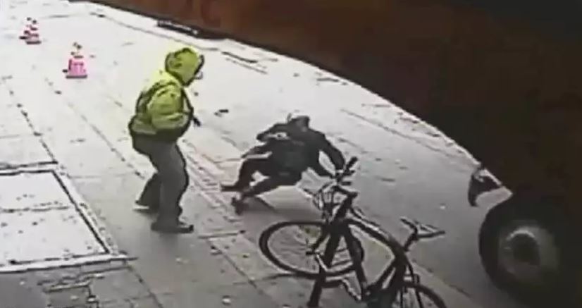 Imagen de una persona empujando a otra para robarle