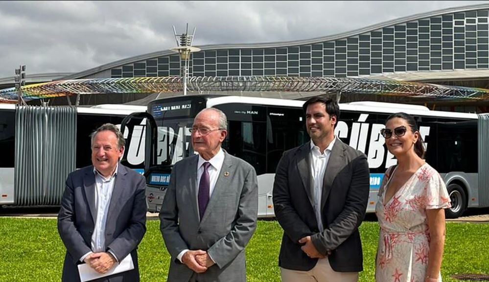 Imagen de EMT Málaga presenta 12 nuevos megabuses híbridos de 18,75 metros