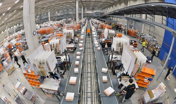 Mitarbeiter verpacken am 12.12.2012 in Erfurt (Thüringen) im neuen Zalando-Logistikzentrum die Ware. Der am gleichen Tag eröffnete Neubau ist nach Unternehmensangaben mit 120.000 Quadratmetern Fläche das größte Warenlager für Schuhe und Mode in Europa. Foto: Martin Schutt dpa Mitarbeiter verpacken am 12.12.2012 in Erfurt (Thüringen) im neuen Zalando-Logistikzentrum die Ware. Der am gleichen Tag eröffnete Neubau ist nach Unternehmensangaben mit 120.000 Quadratmetern Fläche das größte Warenlager für Schuhe und Mode in Europa. Foto: Martin Schutt dpa