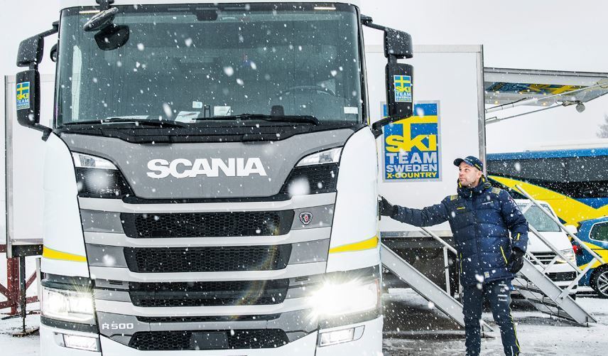 Imagen del camión Scania que traslada al equipo de esquí de Suecia