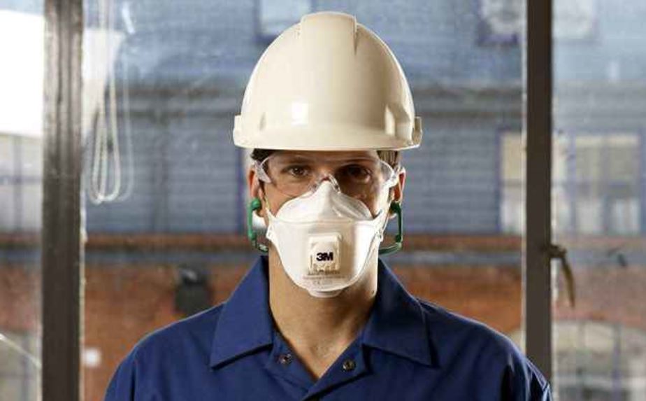 Un trabajador con mascarilla