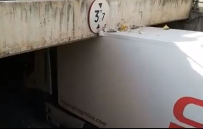 Imagen del camión atascado en el túnel.