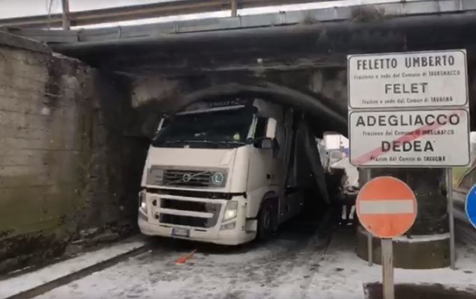El camión atascado en el túnel.
