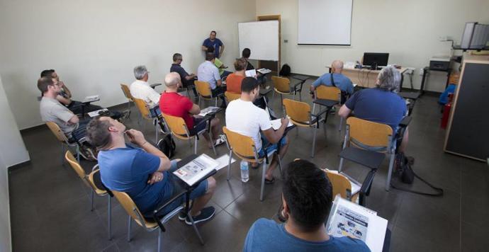 La escasez de conductores anima al SEF a ofrecer cursos para llevar camiones y autobuses