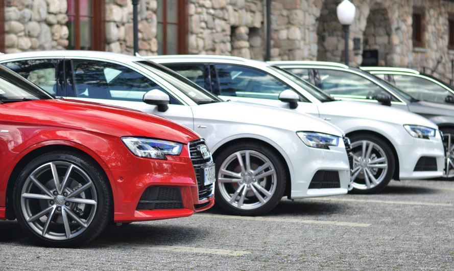 Coches aparcados segunda mano.