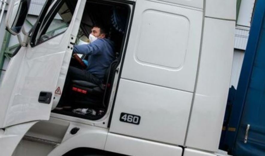 Un camionero con mascarilla