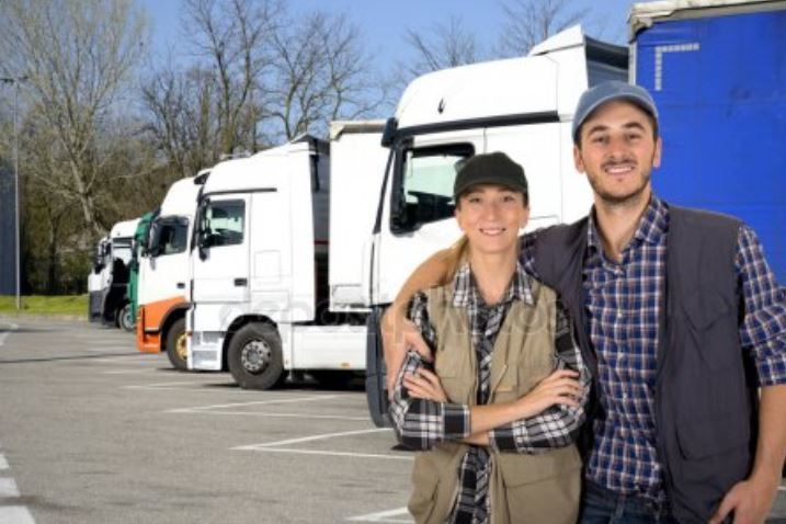 Una pareja de conductores profesionales