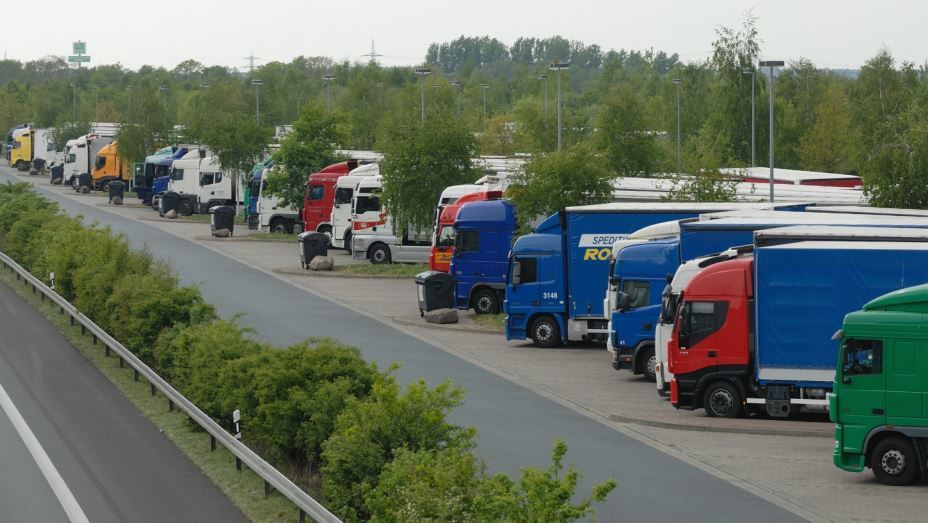 Camiones estacionados en un área de servicio