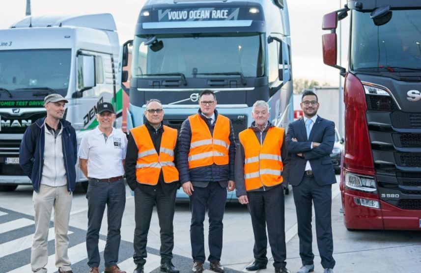 Imagen de los dos eurodiputados con los camioneros
