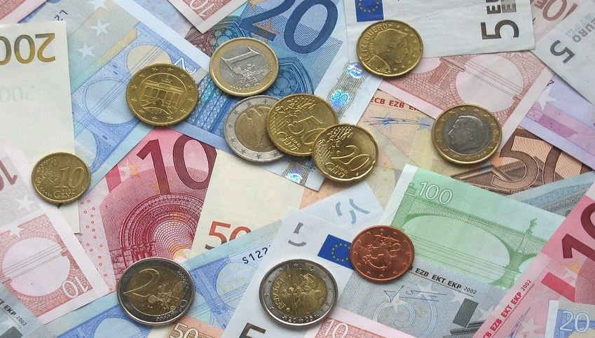 Imagen de varios billetes y monedas de euros