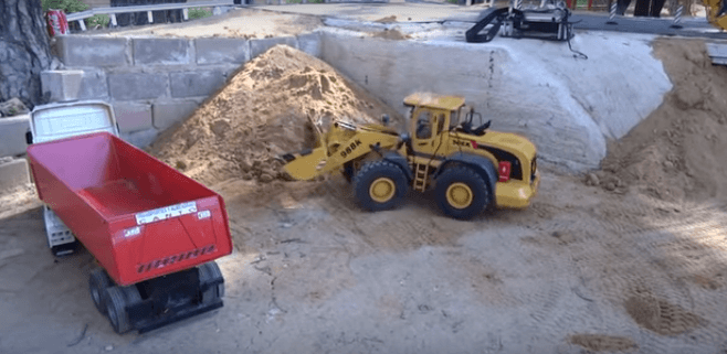 EXCAVADORASYCAMIONESESCALA.jpg