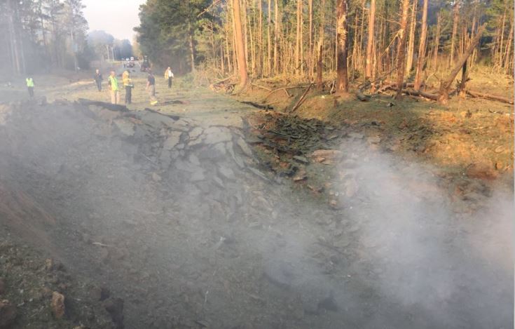 Cráter dejado tras la explosión del camión