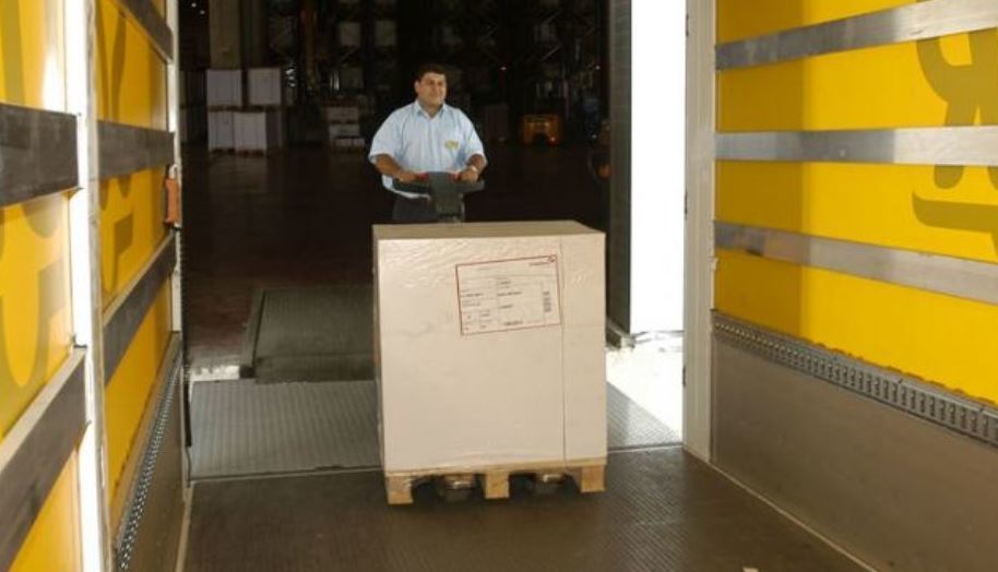 Imagen de un camionero cargando, compromiso con el sector