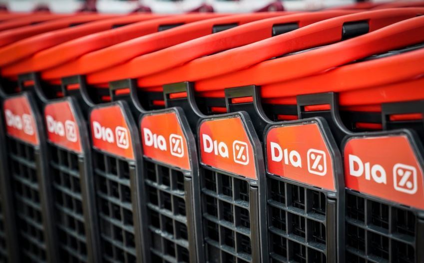 Carros de la compra de un supermercado del Grupo Dia